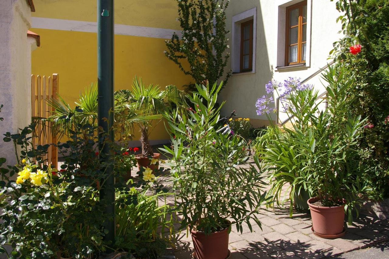 Ferienwohnung Zum Kapuziner Poysdorf Luaran gambar