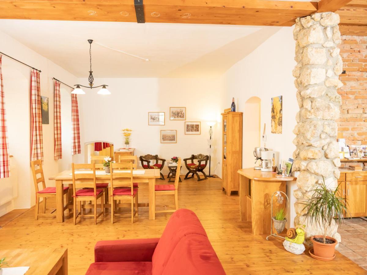 Ferienwohnung Zum Kapuziner Poysdorf Luaran gambar